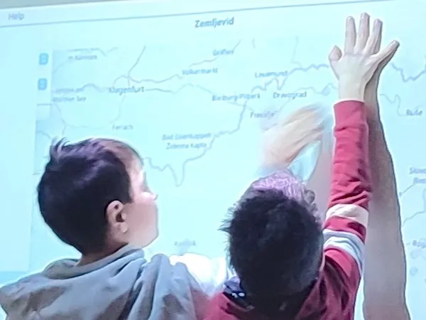 Povej, kako se pišeš, pa uganem, od kod si